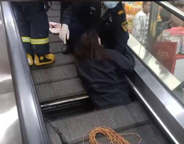 “女子半截身体被卷入扶梯”涉事超市暂停营业，官方介入调查，伤者正在做第二次手术