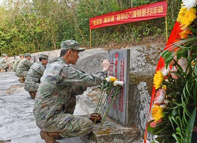 南部战区空军某场站开展“祭英烈、缅忠魂、砺初心”清明祭扫活动