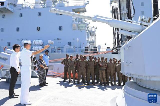 4月2日，莫桑比克官兵参观中国海军第45批护航编队临沂舰。新华社发（王远方摄）
