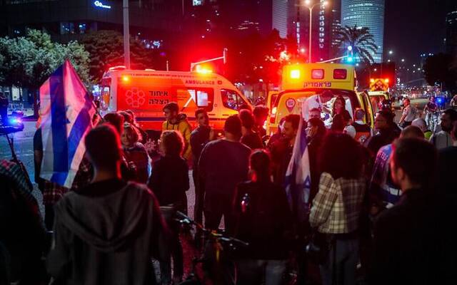 救护车拉走被汽车撞伤的抗议者图源：社交媒体
