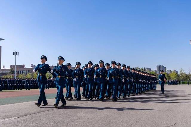 空军工程大学组织队列歌曲行进评比活动