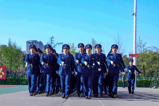 空军工程大学组织队列歌曲行进评比活动