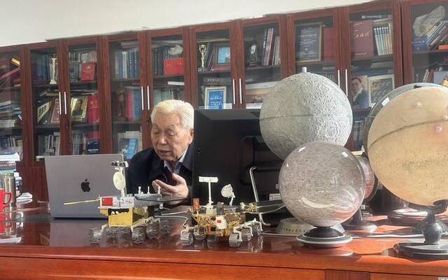欧阳自远的办公室内有各种与星球有关的模型。新京报记者刘洋摄