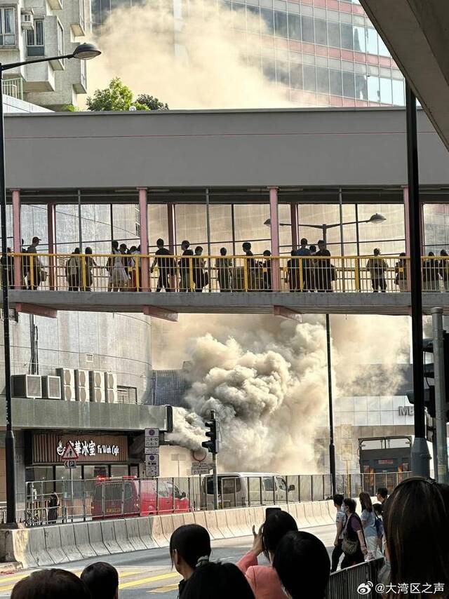 香港葵涌广场发生火警 冒出大量浓烟