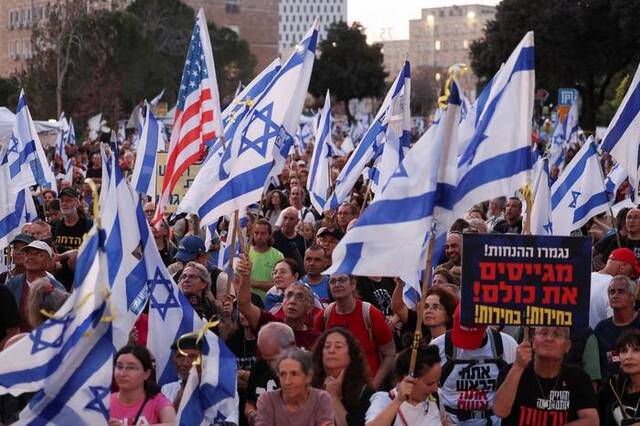 当地时间4月1日，以色列民众举行反政府抗议活动，要求以色列总理内塔尼亚胡辞职，重新举行大选，并敦促以色列政府尽快就加沙被扣押人员的释放与哈马斯达成协议。图自ICPhoto