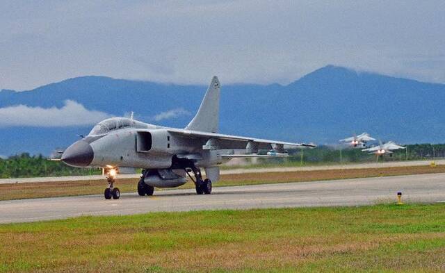 日夜鏖战：航空兵某旅跨昼夜飞行训练