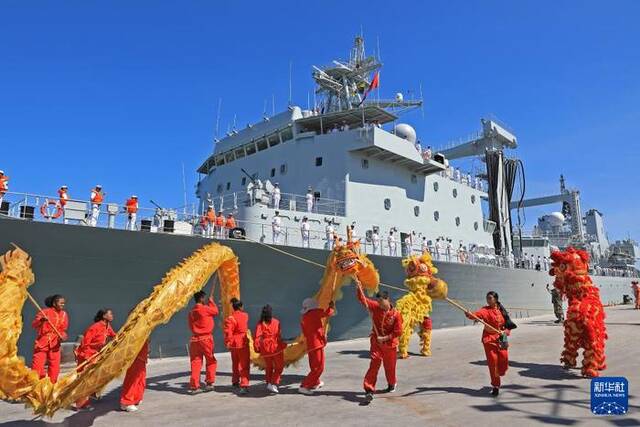 4月10日，中国海军第45批护航编队抵达马达加斯加进行友好访问，欢迎仪式上马方组织舞龙、舞狮表演。新华社发（王远方摄）