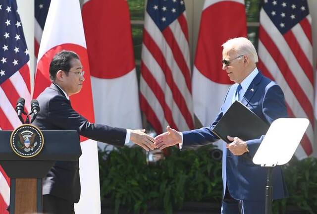 当地时间4月10日，日本首相岸田文雄与美国总统拜登出席联合记者会。图自ICPhoto