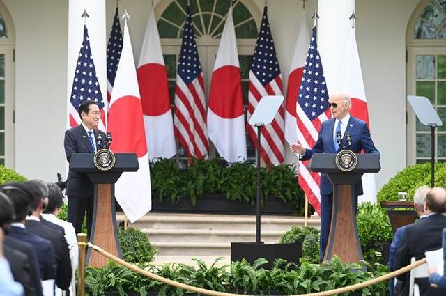 当地时间4月10日，日本首相岸田文雄与美国总统拜登出席联合记者会。图自ICPhoto