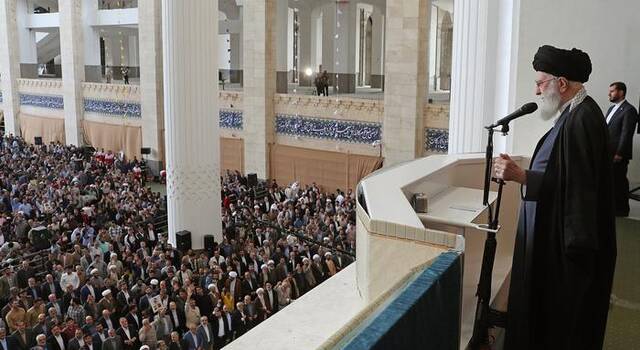 4月10日，哈梅内伊在德黑兰主持开斋节祈祷，并发表讲话图源：澎湃影像