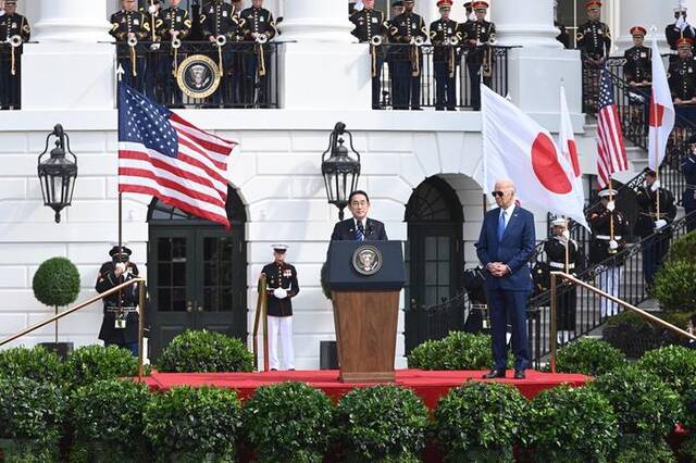 当地时间4月10日，日本首相岸田文雄与美国总统拜登出席联合记者会。图自ICPhoto