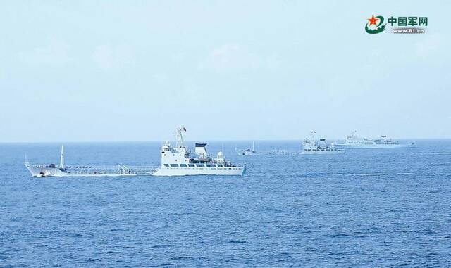 海军某勤务船大队舰艇编队赴某海域开展实战化训练
