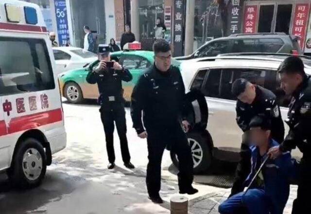 行凶男子被警方控制。（网传视频截图）