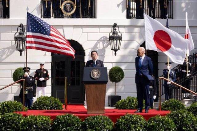 当地时间4月10日，日本首相岸田文雄与美国总统拜登出席联合记者会图：IC