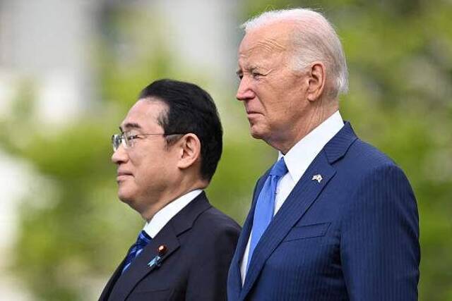 当地时间2024年4月10日，美国华盛顿特区，美国总统拜登和日本首相岸田文雄在白宫南草坪参加迎接仪式。图源：视觉中国