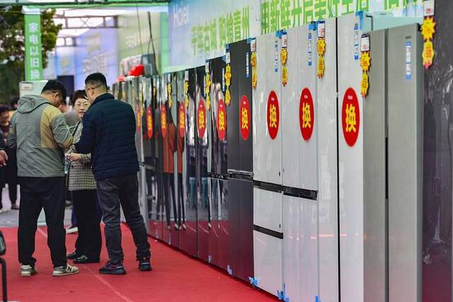 2024年3月16日，在山东省青州市举办的家电以旧换新进社区活动现场，消费者在咨询优惠补贴信息。视觉中国资料图