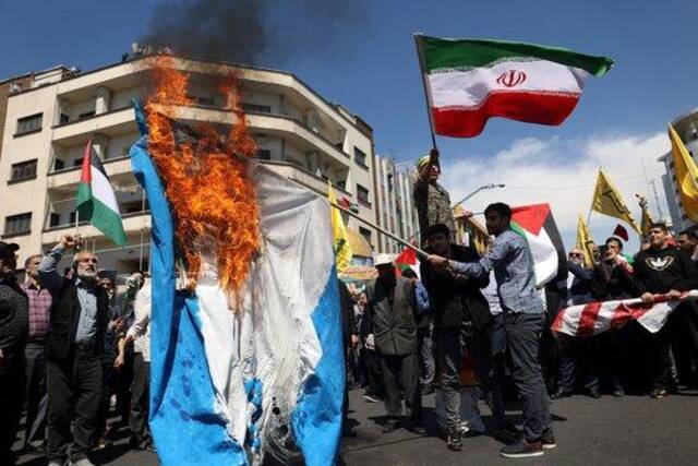 4月5日，伊朗民众在德黑兰举行集会，抗议以色列袭击伊朗驻叙利亚大使馆。（路透社）