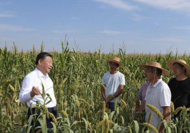 2021年9月13日，习近平总书记在陕西榆林高西沟村考察，同农民亲切交流。新华社记者谢环驰摄
