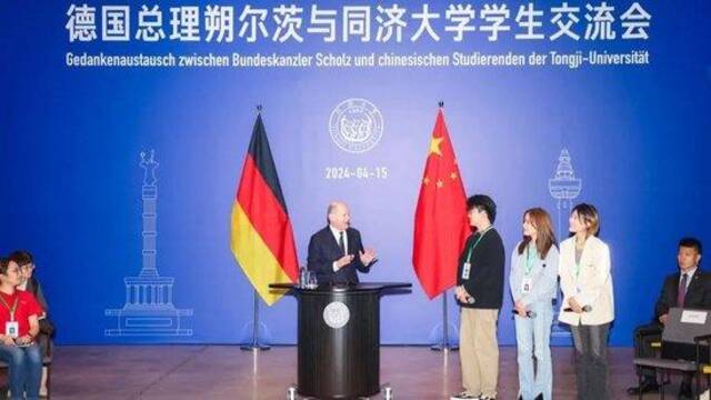 德国总理朔尔茨抵达上海来到同济大学，学生全程与其面对面德语交流