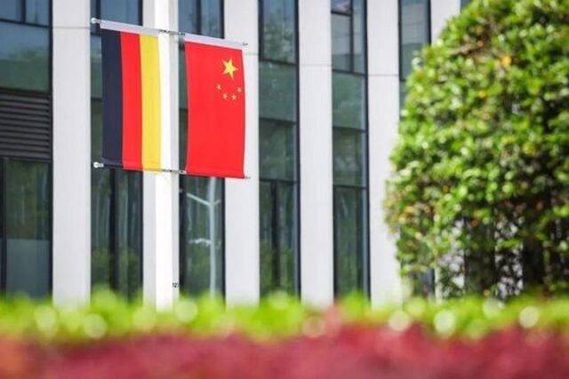 德国总理朔尔茨抵达上海来到同济大学，学生全程与其面对面德语交流