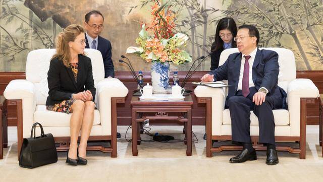2023年10月31日，上海市市长龚正会见了德国汉堡市议长卡罗拉·费特一行。张春海摄