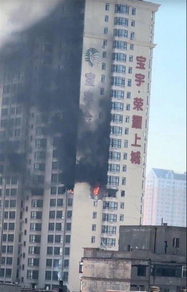 哈尔滨一小区住户家中突发爆炸起火，应急和消防部门已前往处置