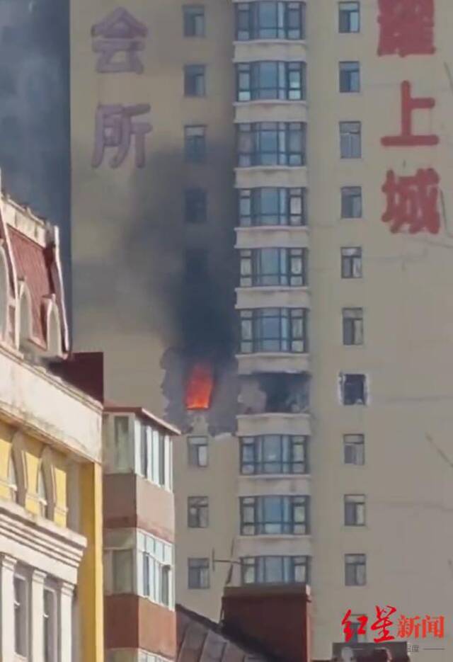 哈尔滨一高层建筑发生火情冒出滚滚浓烟，现场工作人员：火已扑灭，未见人员受伤