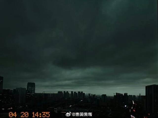 △今天下午，雷雨云团横扫广东，广州天又黑了。