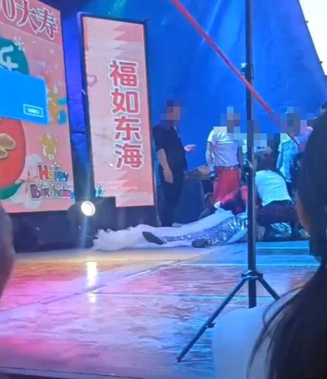 重庆一90岁老人寿宴上女歌手疑踩到演出服裙摆摔倒去世，警方回应