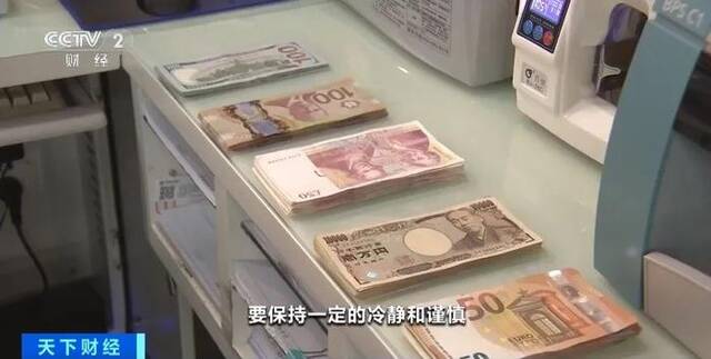 “LV店里都是中国人！”日元贬值下，有中国人持现金去购房，还有人提2个28寸行李箱去扫货都没装下……