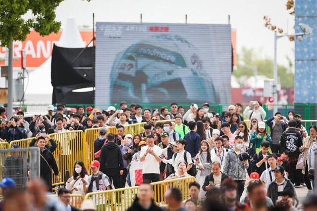 排队开虚拟F1，争当“换胎加油工”，F1中国站“周冠宇效应”显现