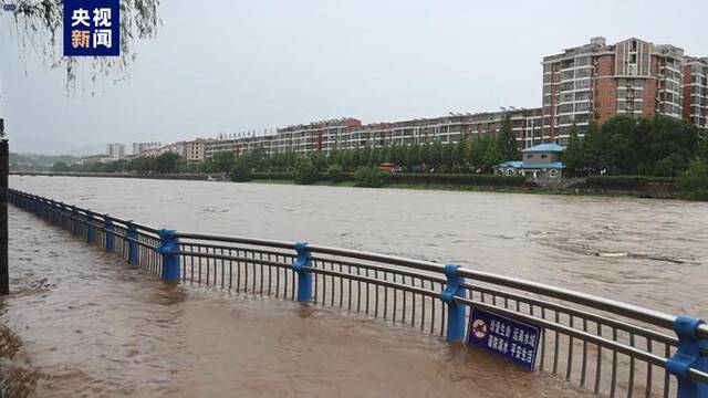 10级大风，冰雹赛鸡蛋，河水倒灌入城……南方多地遭遇极端降水，局地“50年一遇”