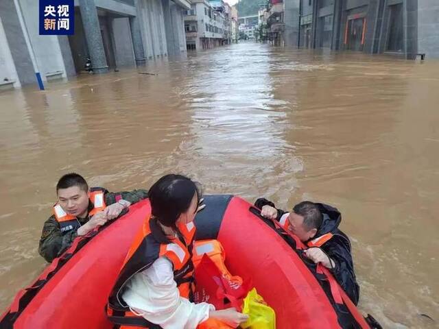 10级大风，冰雹赛鸡蛋，河水倒灌入城……南方多地遭遇极端降水，局地“50年一遇”