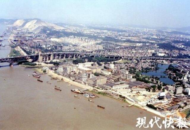 上世纪八九十年代从长江大桥眺望幕府山