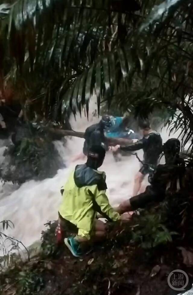 参赛选手遭遇山洪后现场互助自救。