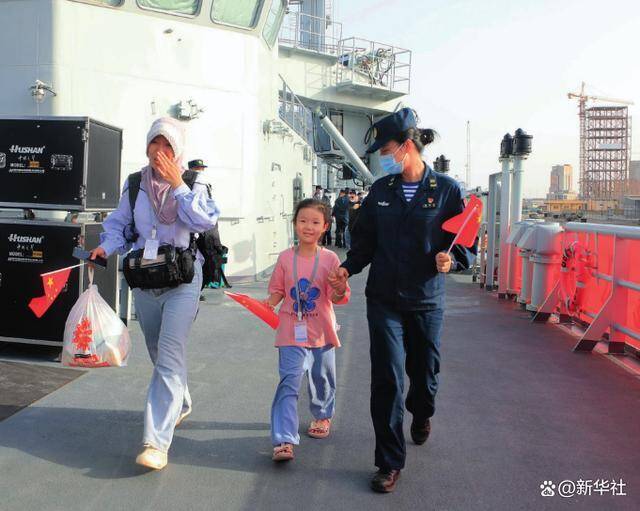 海军军舰赴苏丹紧急撤离我在苏丹人员。图为海军官兵带领同胞登舰（2023年4月26日摄）丁家兴摄