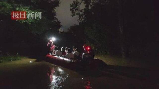 消防连夜转运学生（图源受访者）