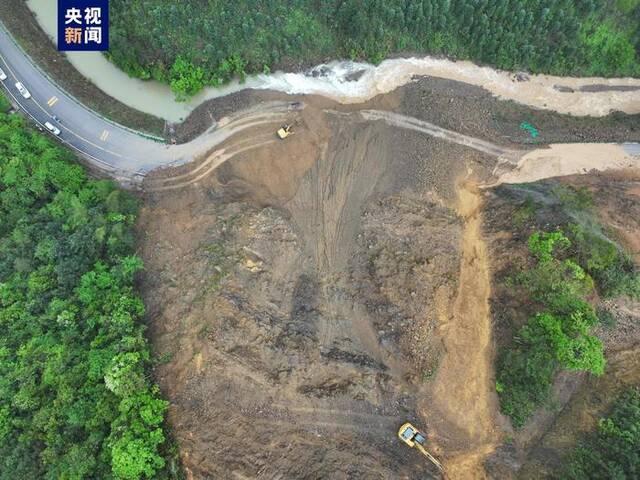 暴雨致广西金秀一国道发生塌方 封闭抢修进行中