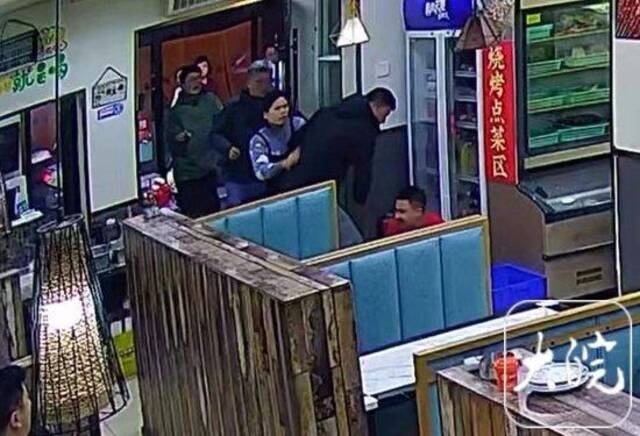 饭店老板劝阻门外随地小便反被殴打？警方：已受案调查