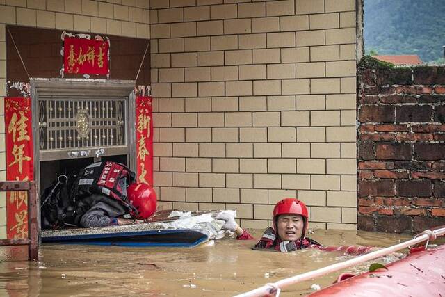 4月21日，广东清远，英德市大站镇大塘村，救援人员紧急救助被困群众。