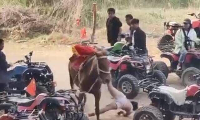 网传视频显示，一名儿童被马拖行。视频截图