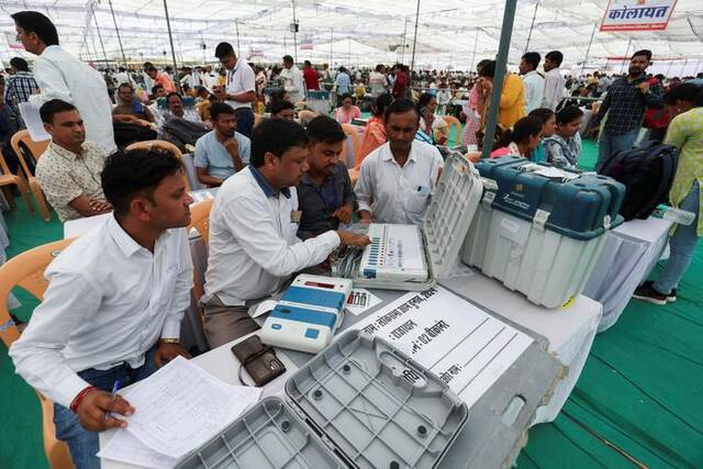 当地时间2024年4月18日，印度拉贾斯坦邦比卡内尔，选举工作人员检查电子投票设备。图/ICphoto