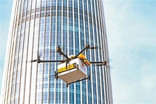 广东省深圳市上空，一架无人机正在配送外卖。图片来源：视觉中国