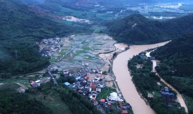 4月21日，洪水过境后的广东省韶关市武江区多田村。新华社记者卢汉欣摄