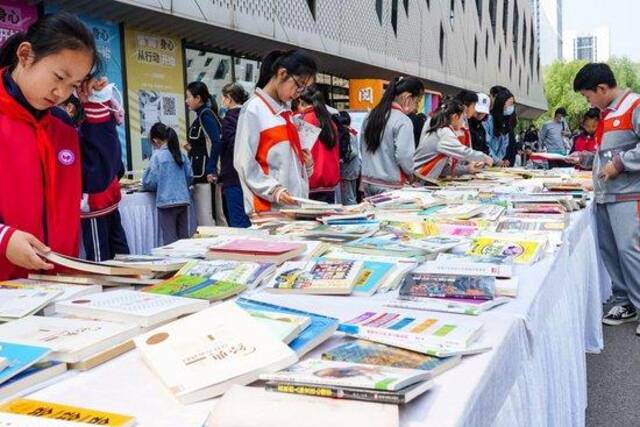 4月20日，山东省济南市第十四届“书香泉城”全民阅读节在济南市图书馆启动，小学生在阅读节上参与换书活动。新华社记者朱峥摄