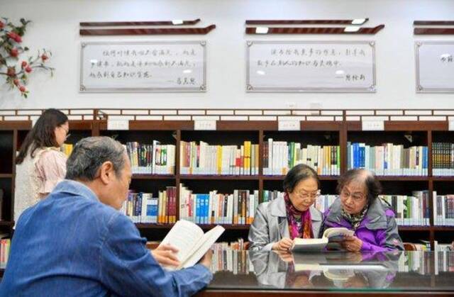 在天津市河西区天塔街西岸书斋，读者在阅读书籍（2023年4月21日摄）。新华社记者孙凡越摄