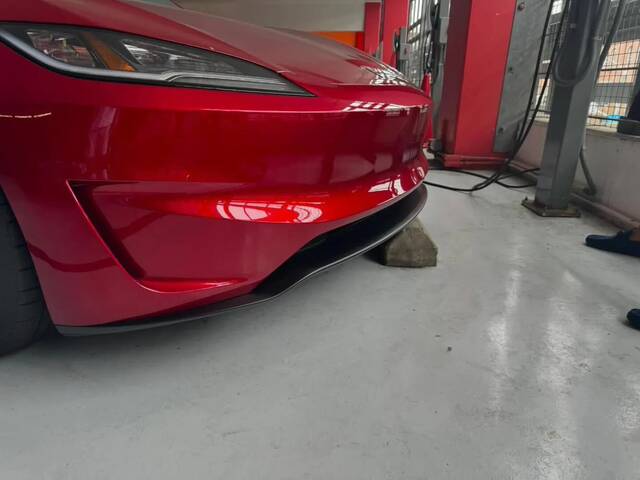 新款特斯拉 Model 3 高性能版更多实拍图曝光，或命名 Model 3 Ludicrous