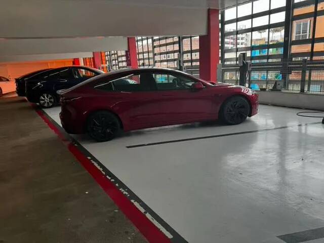 新款特斯拉 Model 3 高性能版更多实拍图曝光，或命名 Model 3 Ludicrous