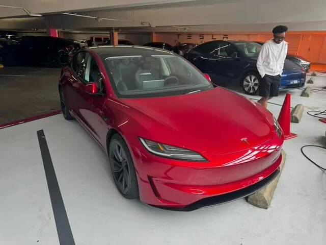 新款特斯拉 Model 3 高性能版更多实拍图曝光，或命名 Model 3 Ludicrous