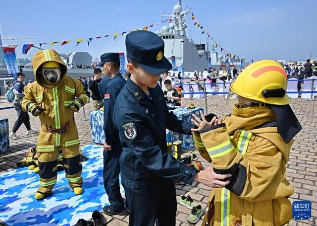 新华全媒+丨海军成立纪念日舰艇开放活动在青岛举行